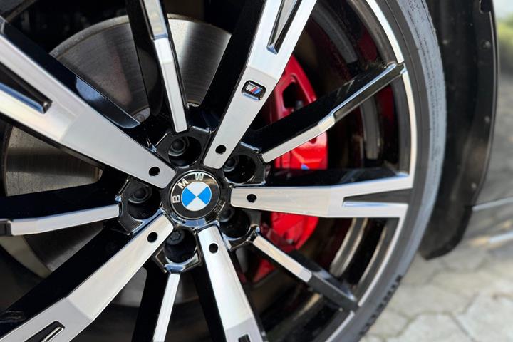 Sort BMW i5 fra 2026