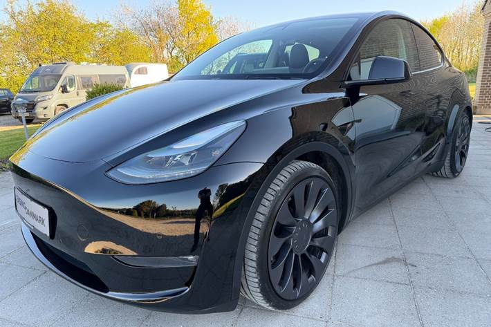 Sort Tesla Model Y fra 2022
