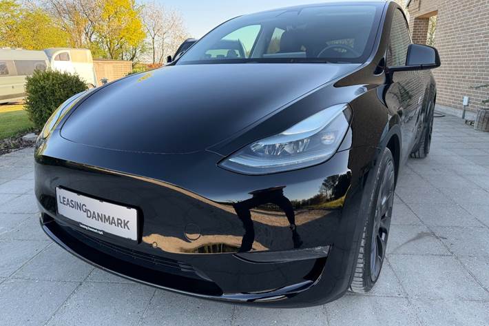 Sort Tesla Model Y fra 2022