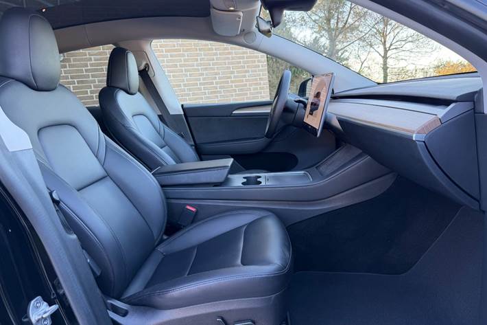 Sort Tesla Model Y fra 2022