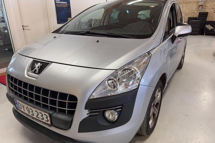 Sølv Peugeot 3008 fra 2011 set udefra