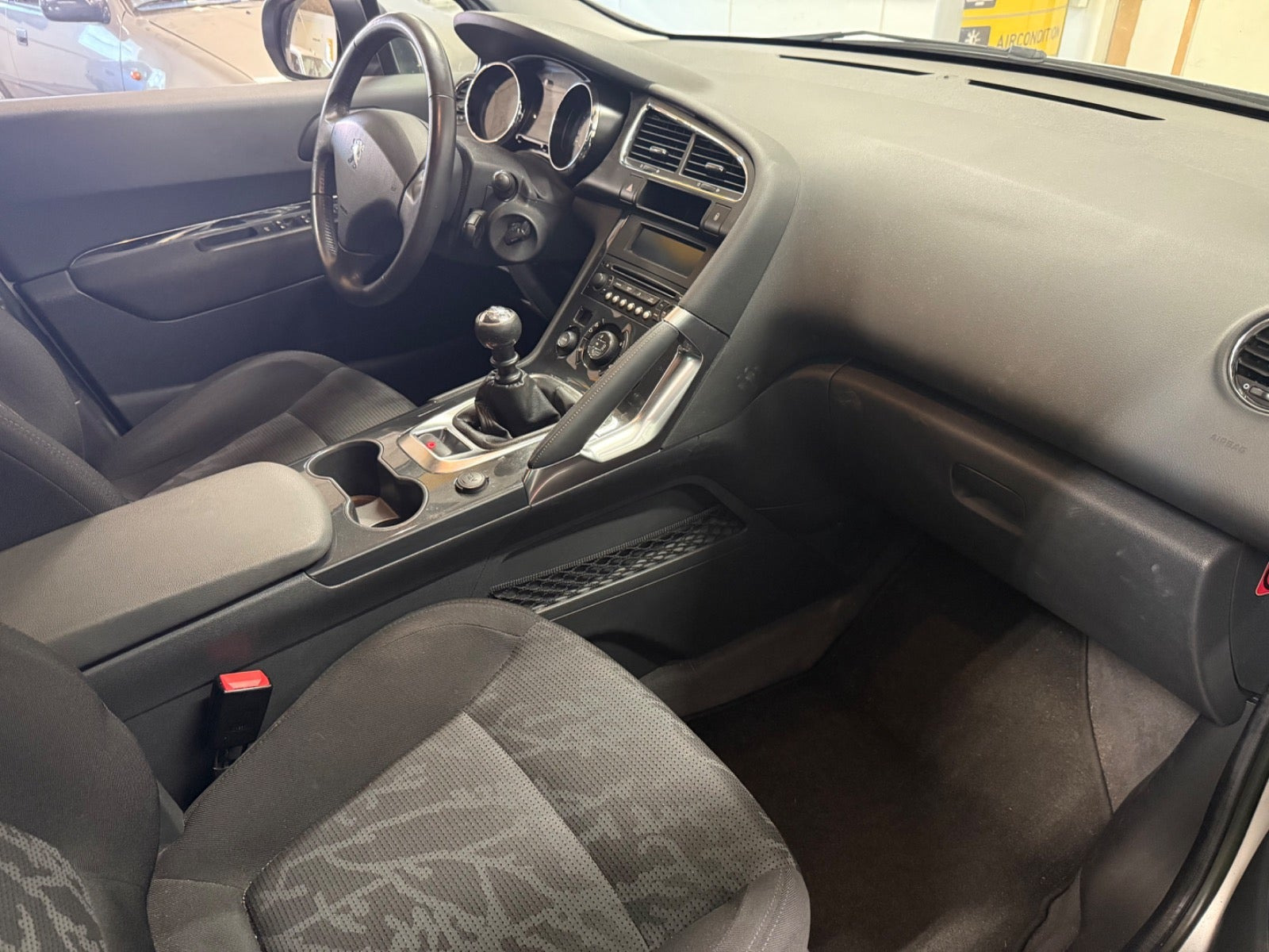 Sølv Peugeot 3008 fra 2011