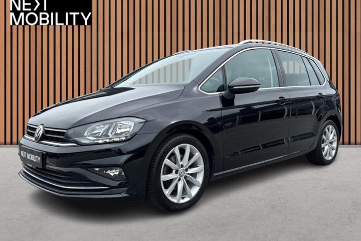 Sort VW Golf Sportsvan fra 2020 set udefra
