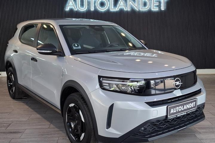 Sølv Opel Frontera fra 2025 set udefra