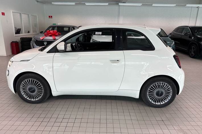 Hvid Fiat 500e fra 2023