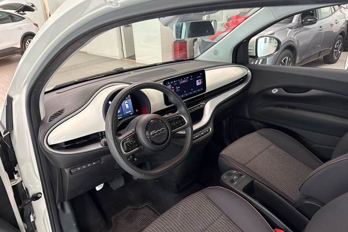 Hvid Fiat 500e fra 2023