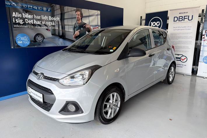 Sølv Hyundai i10 fra 2015 set udefra