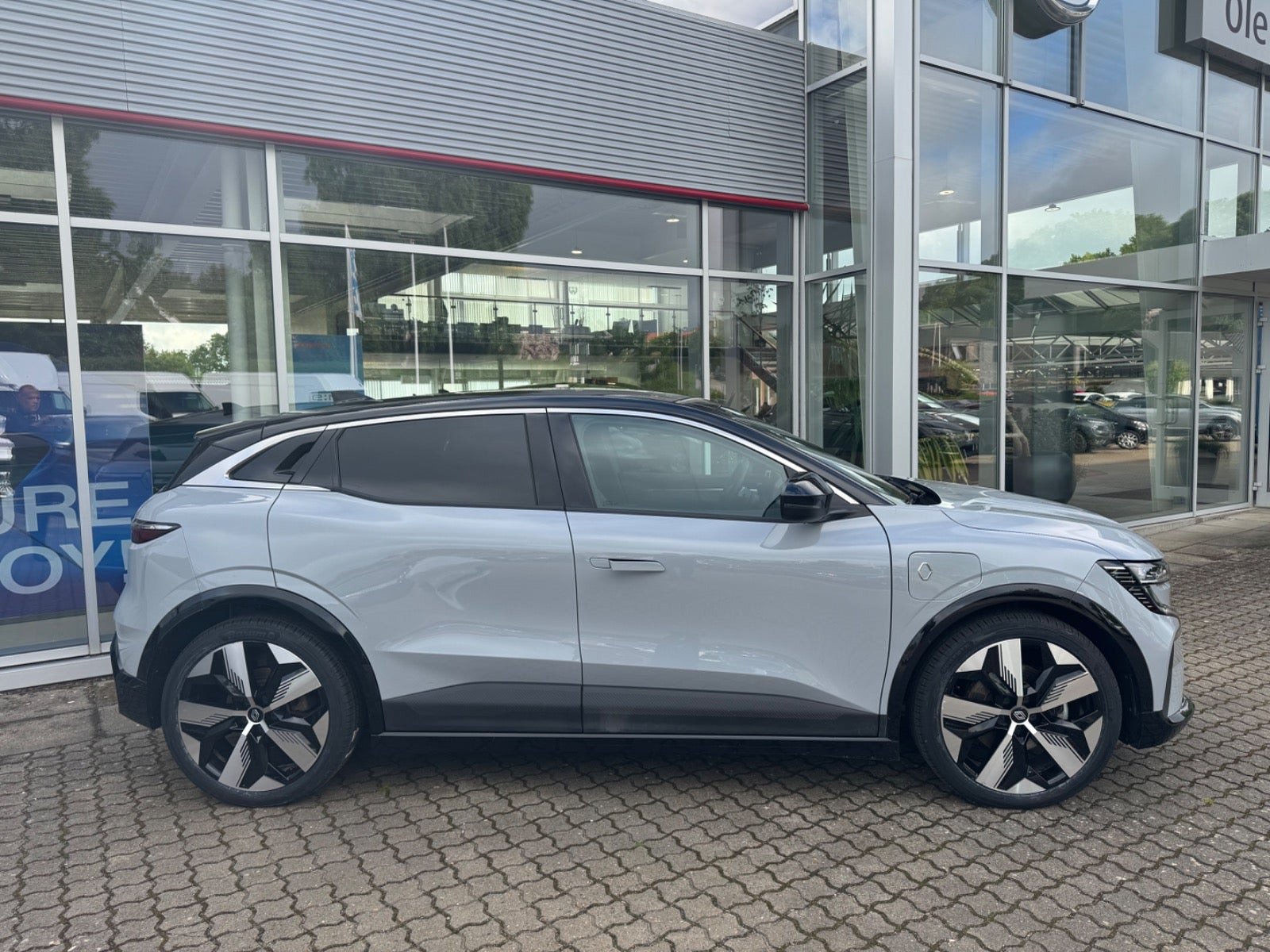 Grå Renault Megane E-Tech fra 2024