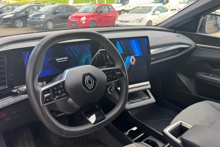 Grå Renault Megane E-Tech fra 2024