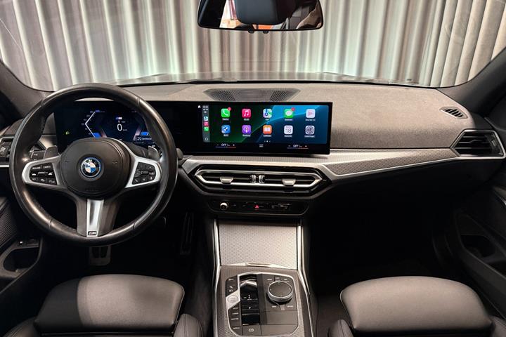 Grå BMW 330e fra 2023