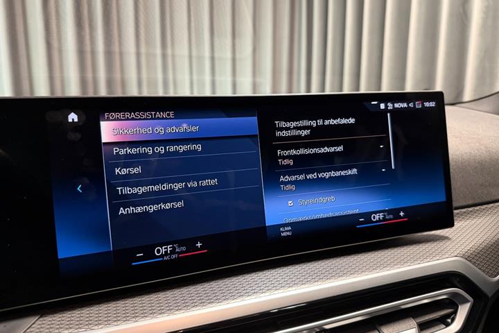 Grå BMW 330e fra 2023