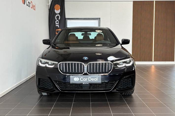 Sort BMW 530e fra 2022