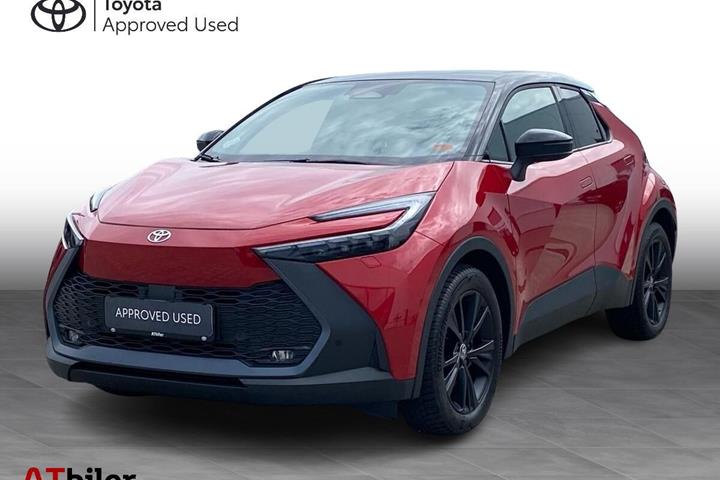 Rød Toyota C-HR fra 2024 set udefra
