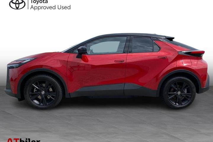 Rød Toyota C-HR fra 2024