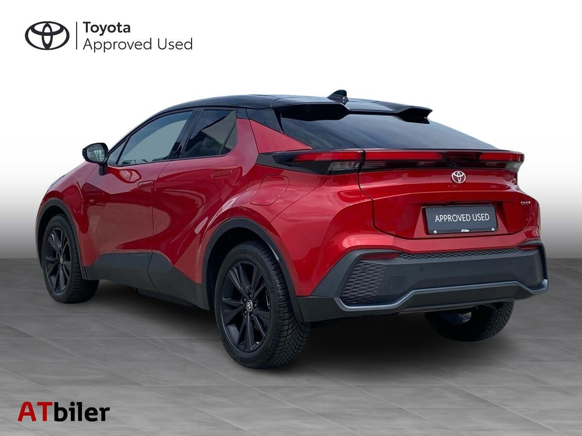 Rød Toyota C-HR fra 2024