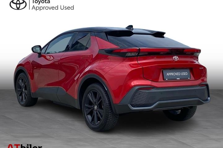Rød Toyota C-HR fra 2024
