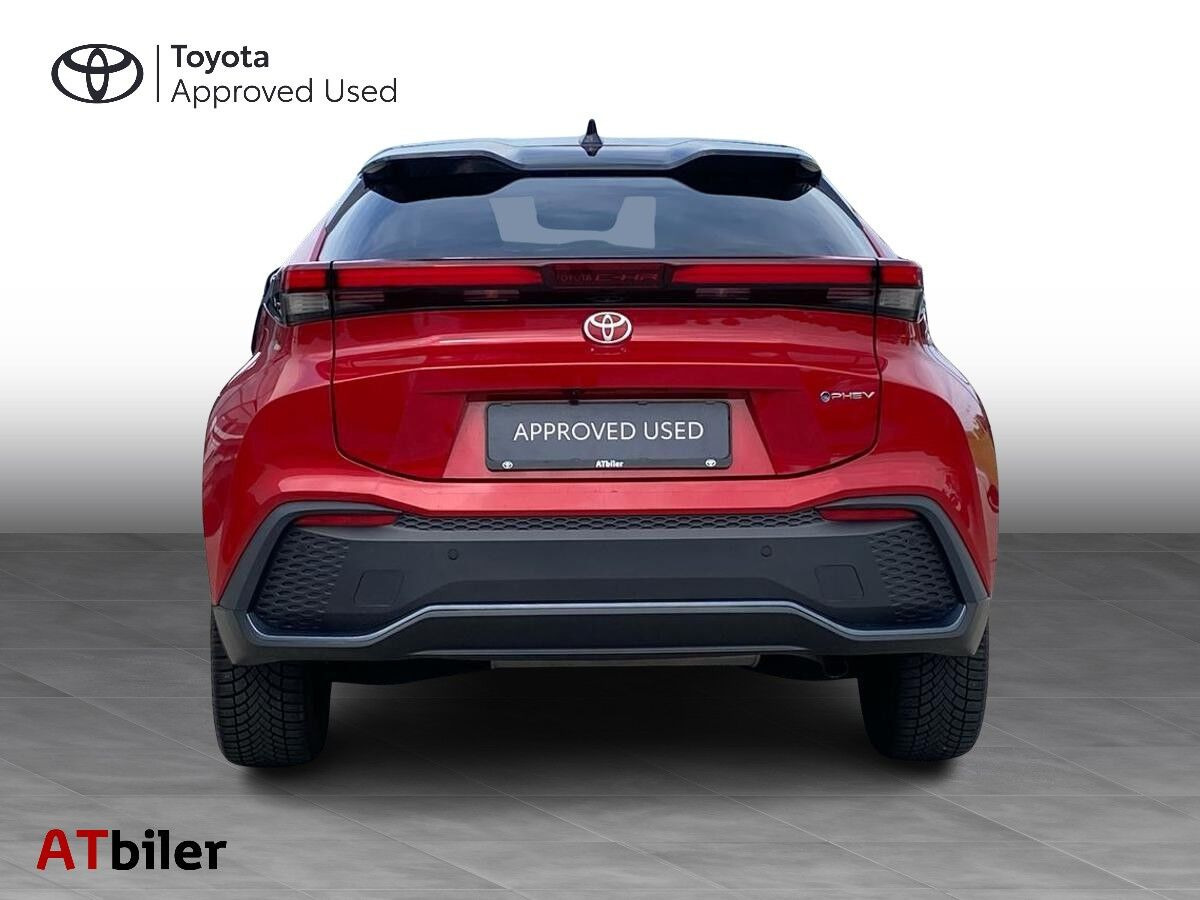 Rød Toyota C-HR fra 2024