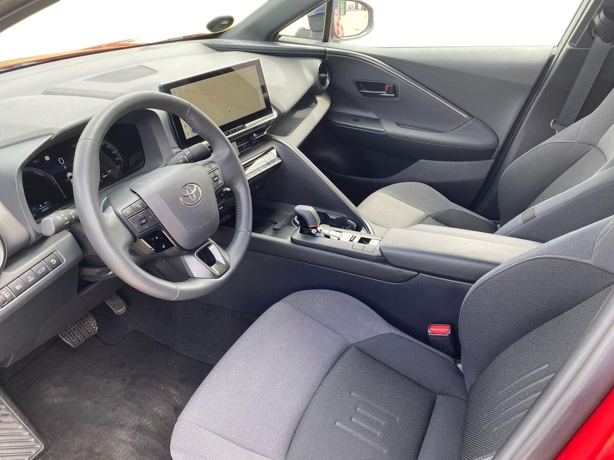 Rød Toyota C-HR fra 2024