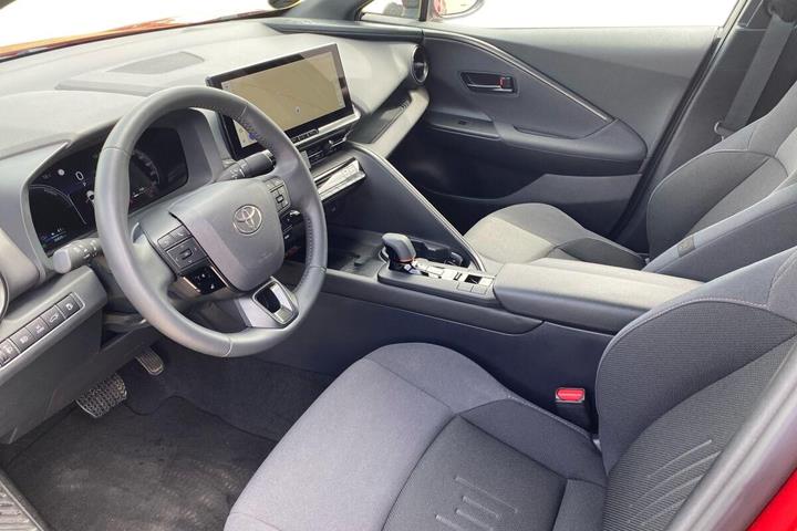 Rød Toyota C-HR fra 2024