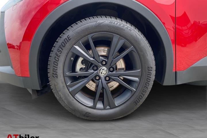 Rød Toyota C-HR fra 2024