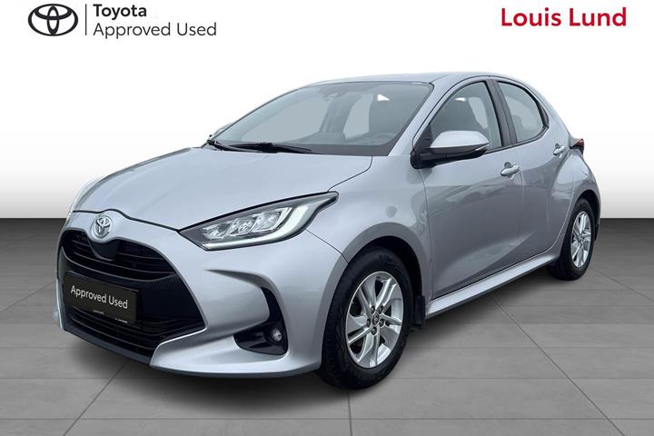 Sølv Toyota Yaris fra 2022 set udefra