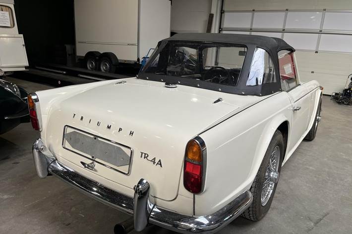 Hvid Triumph TR4 fra 1966