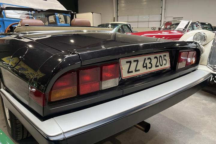 Sort Alfa Romeo Spider fra 1985 set udefra