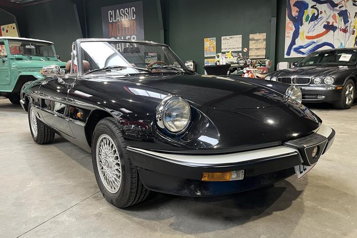 Sort Alfa Romeo Spider fra 1985 set udefra