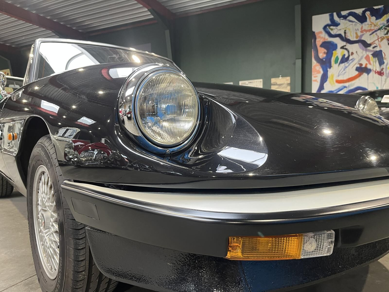 Sort Alfa Romeo Spider fra 1985 set udefra