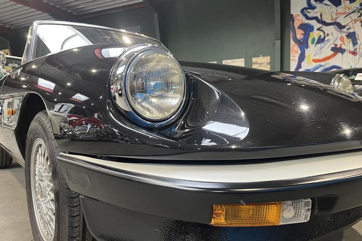 Sort Alfa Romeo Spider fra 1985 set udefra