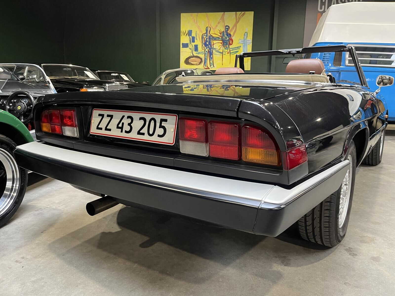 Sort Alfa Romeo Spider fra 1985 set udefra