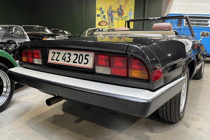 Sort Alfa Romeo Spider fra 1985 set udefra