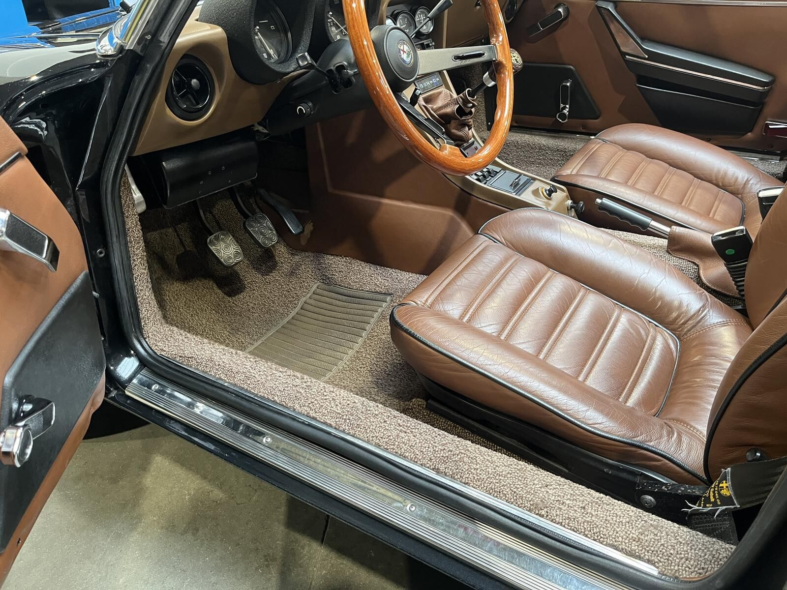 Sort Alfa Romeo Spider fra 1985
