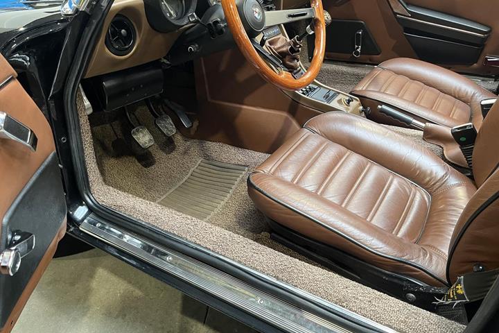Sort Alfa Romeo Spider fra 1985