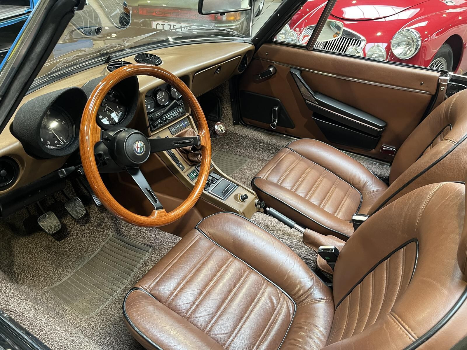 Sort Alfa Romeo Spider fra 1985