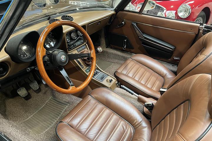 Sort Alfa Romeo Spider fra 1985