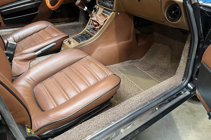 Sort Alfa Romeo Spider fra 1985