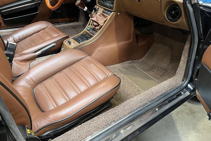 Sort Alfa Romeo Spider fra 1985