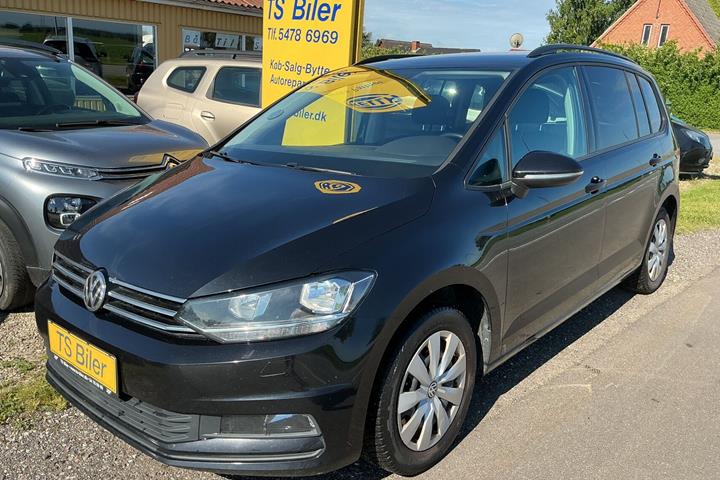 Sort VW Touran fra 2020 set udefra