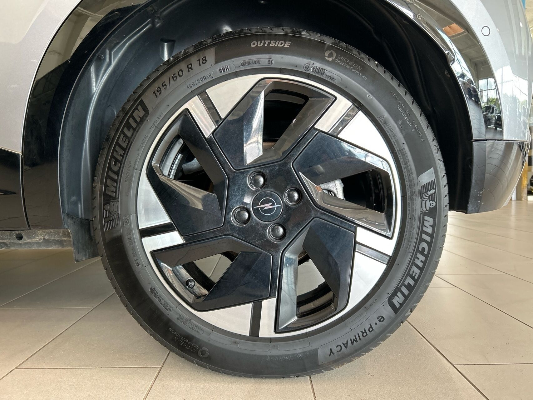 Grå Opel Mokka-e fra 2025