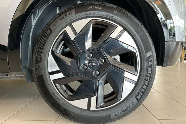 Grå Opel Mokka-e fra 2025