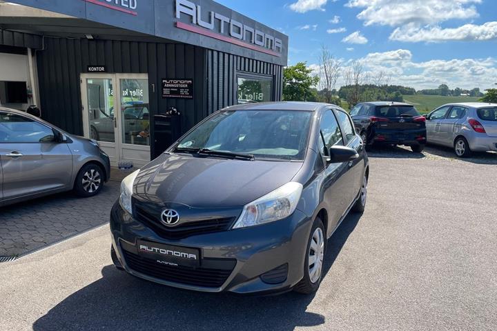 Grå Toyota Yaris fra 2012 set udefra