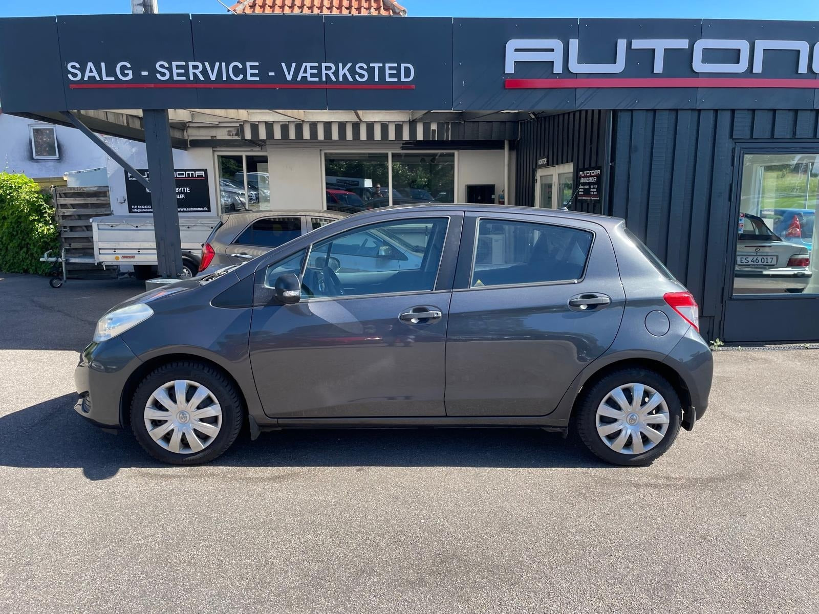 Grå Toyota Yaris fra 2012