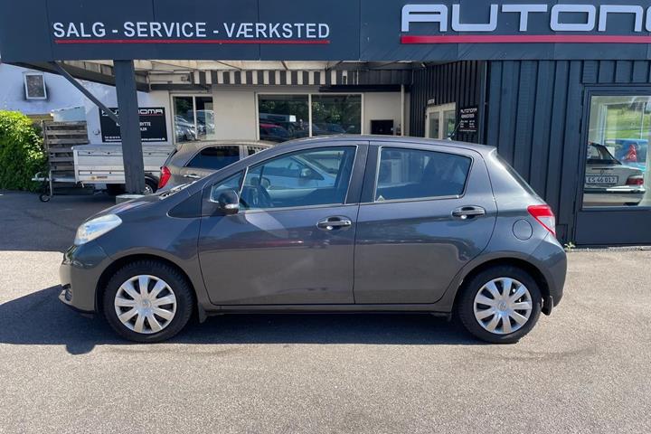 Grå Toyota Yaris fra 2012
