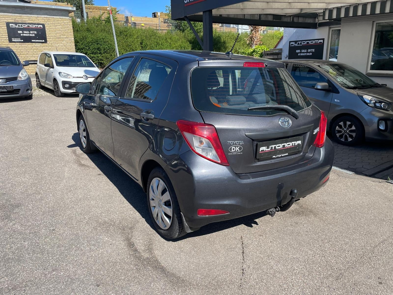 Grå Toyota Yaris fra 2012