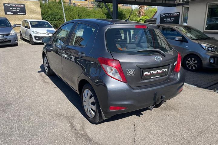Grå Toyota Yaris fra 2012
