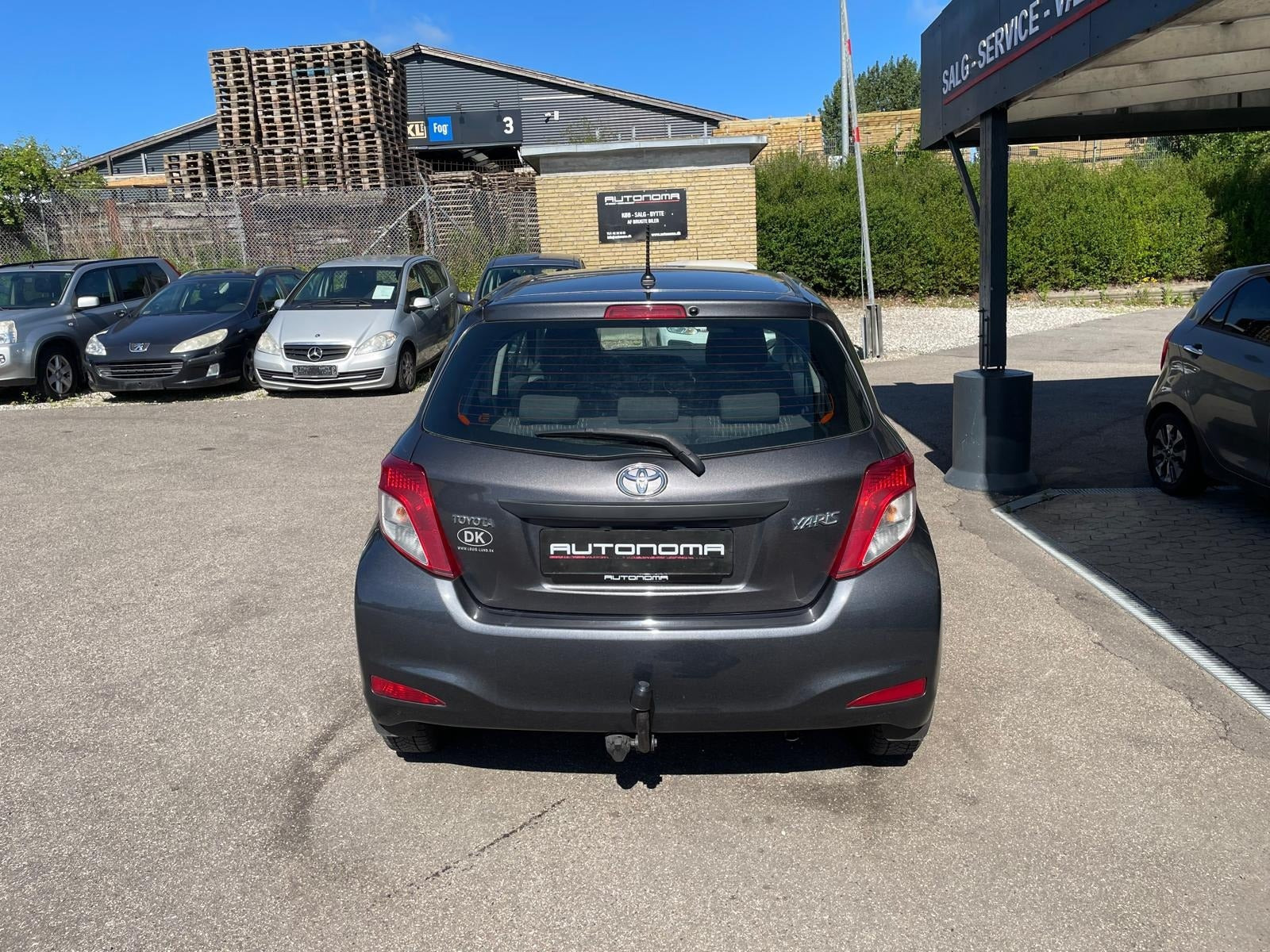 Grå Toyota Yaris fra 2012