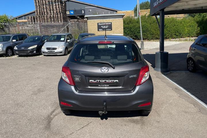 Grå Toyota Yaris fra 2012