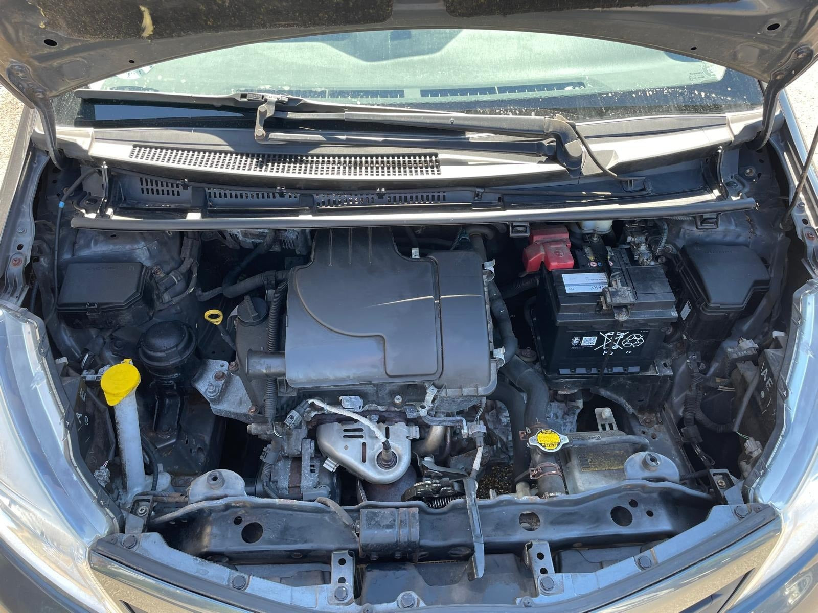 Grå Toyota Yaris fra 2012