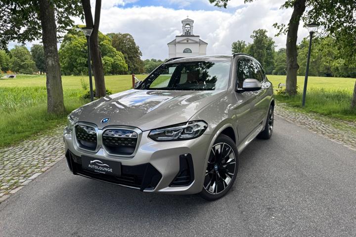 Orange BMW iX3 fra 2023 set udefra